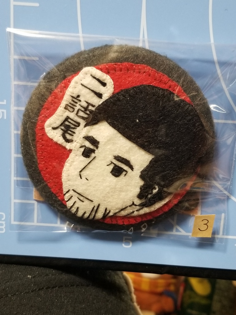 二話尾ブローチ