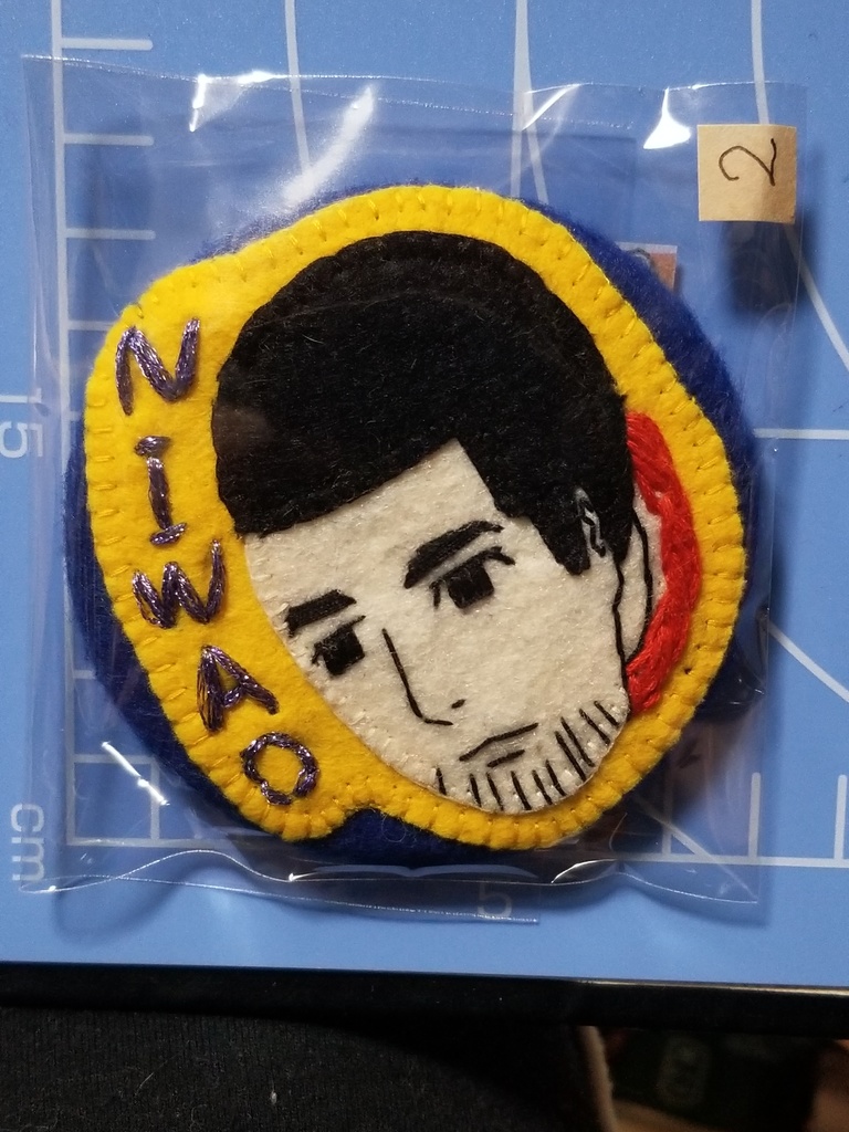 二話尾ブローチ