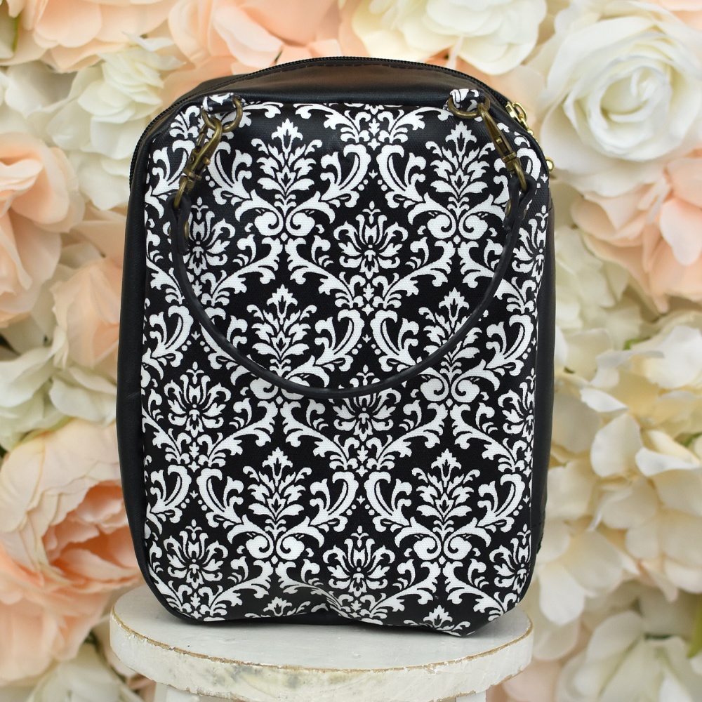 持ち手付きぬいポーチ(白黒ダマスク)