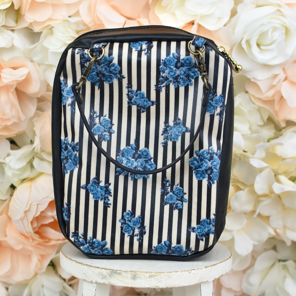 持ち手付きぬいポーチ(青薔薇)