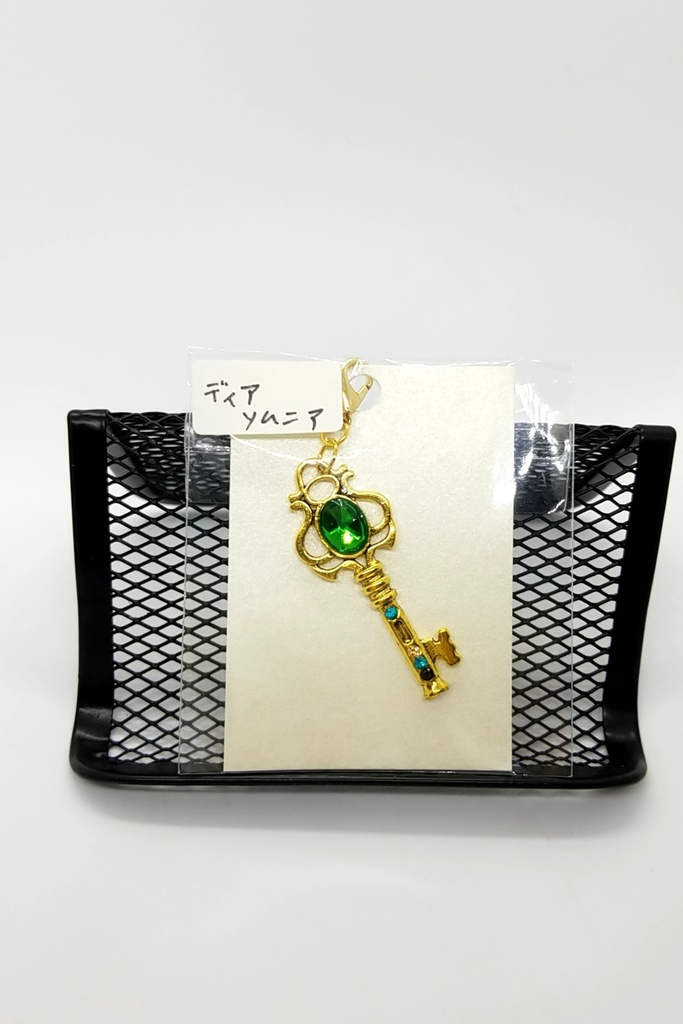 各寮カラーのキー型チャーム