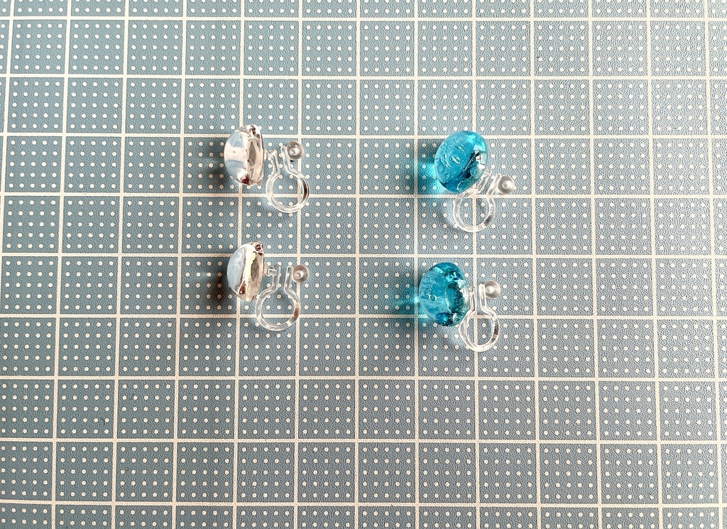 小粒樹脂ノンホールピアス2色セット(クリア&スカイブルー)