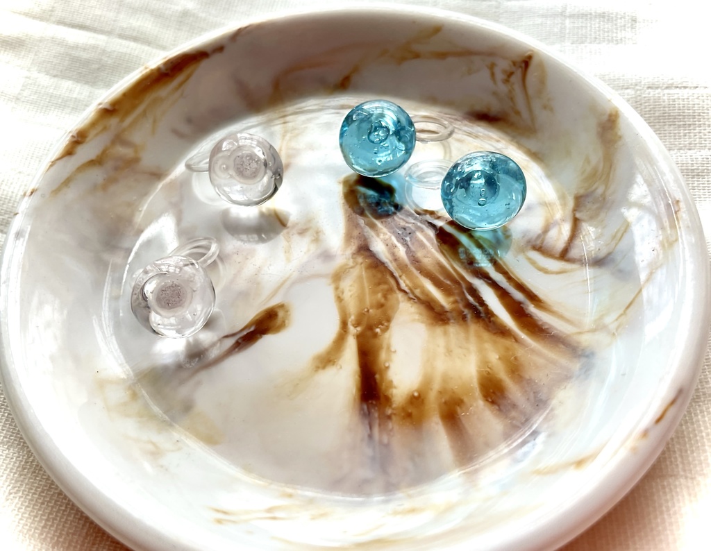 小粒樹脂ノンホールピアス2色セット(クリア&スカイブルー)