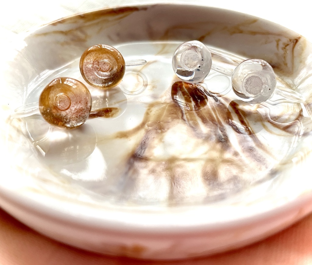 小粒樹脂ノンホールピアス(クリア＆ゴールド)