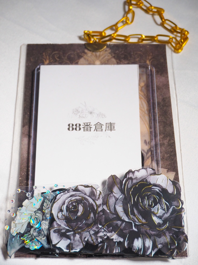 B8硬質ケース 黒薔薇 パネルタイプ_チェーン付