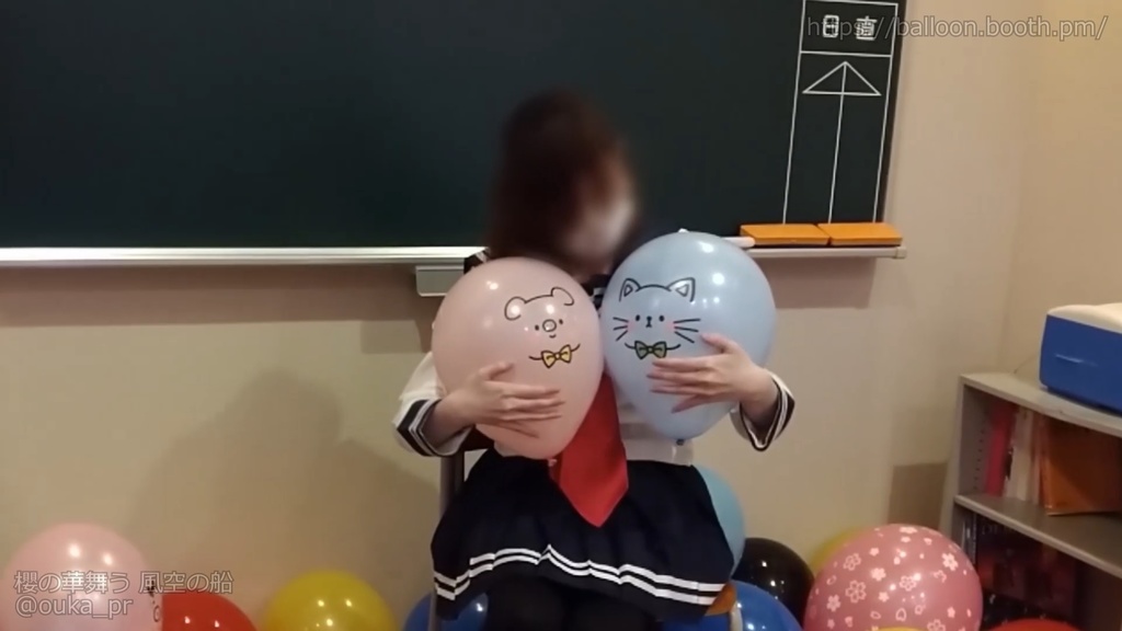 セーラー女子の風船遊び