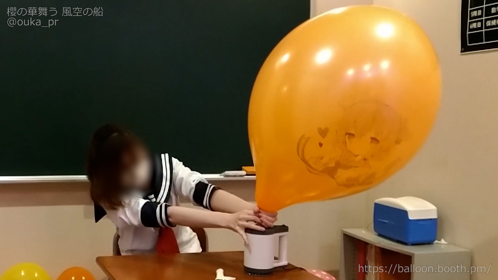 セーラー女子の風船遊び