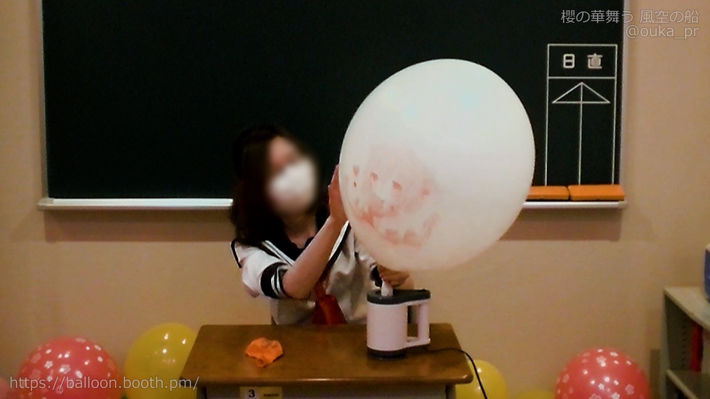 セーラー女子の風船遊び