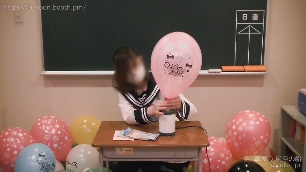 セーラー女子の風船遊び
