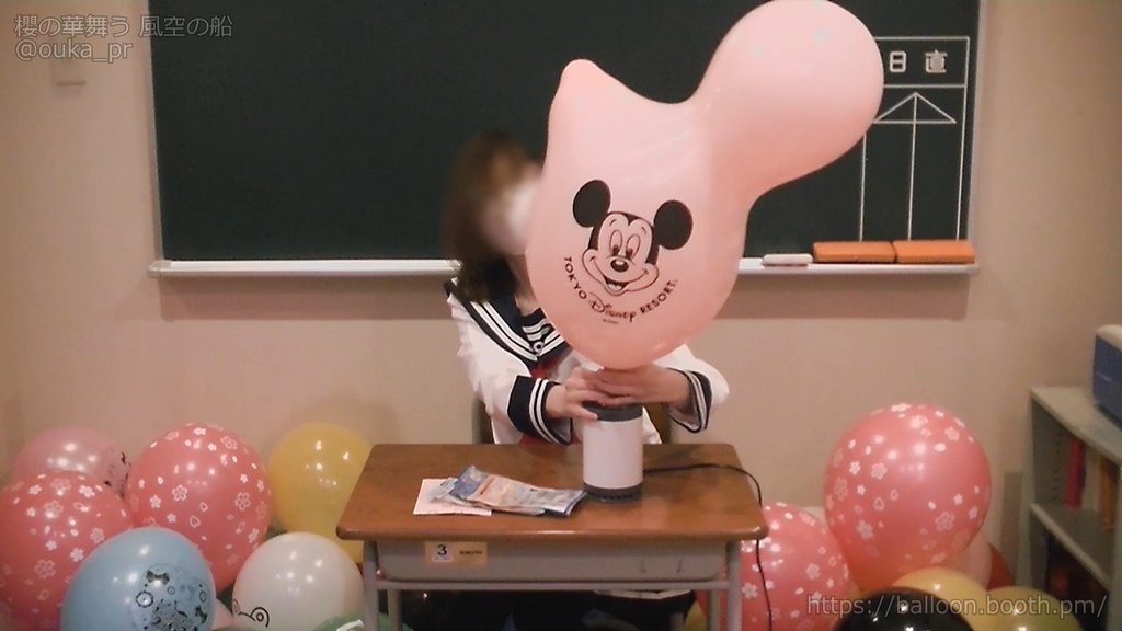 セーラー女子の風船遊び