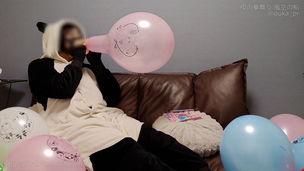 パンダパジャマの風船遊び