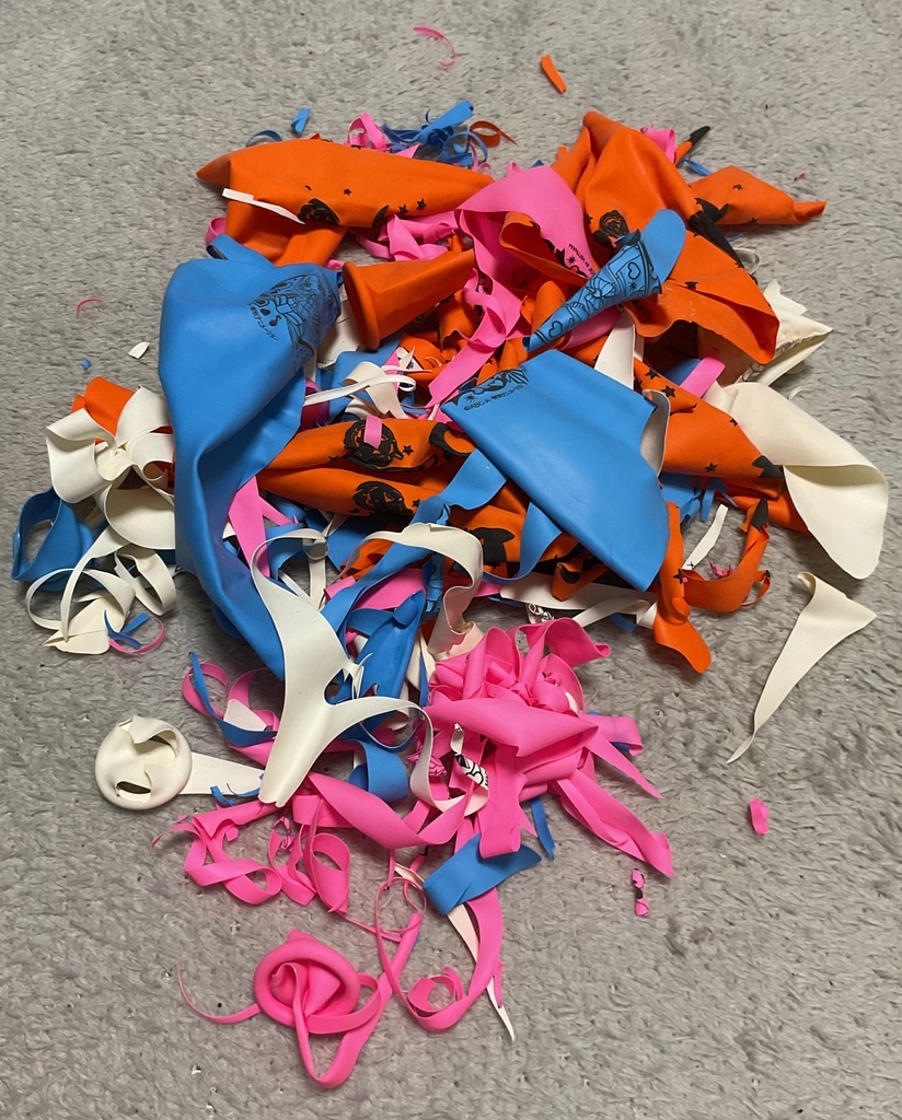 パンダパジャマの風船遊び