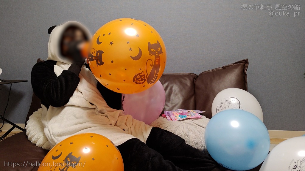 パンダパジャマの風船遊び