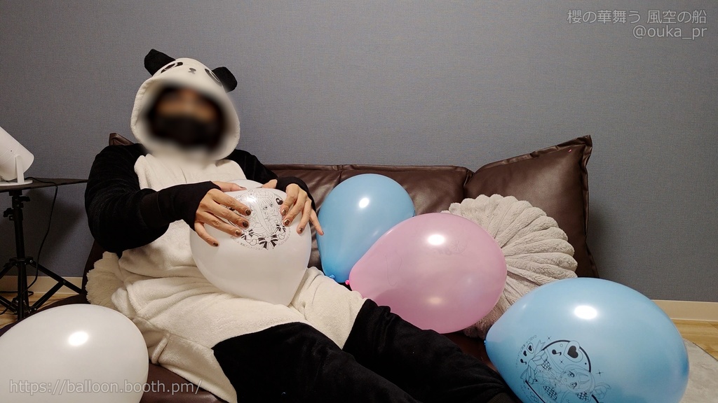 パンダパジャマの風船遊び