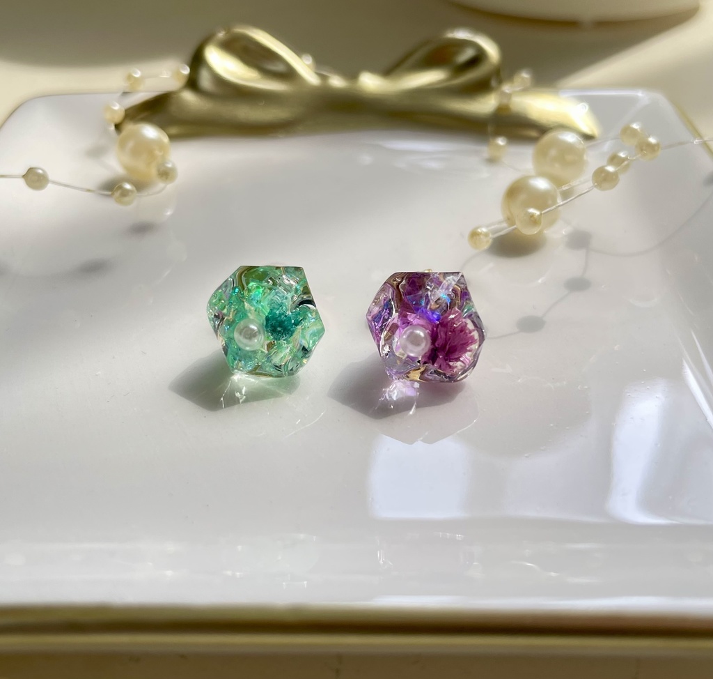 【展示のみ】グリーンとパープルの一粒ピアス