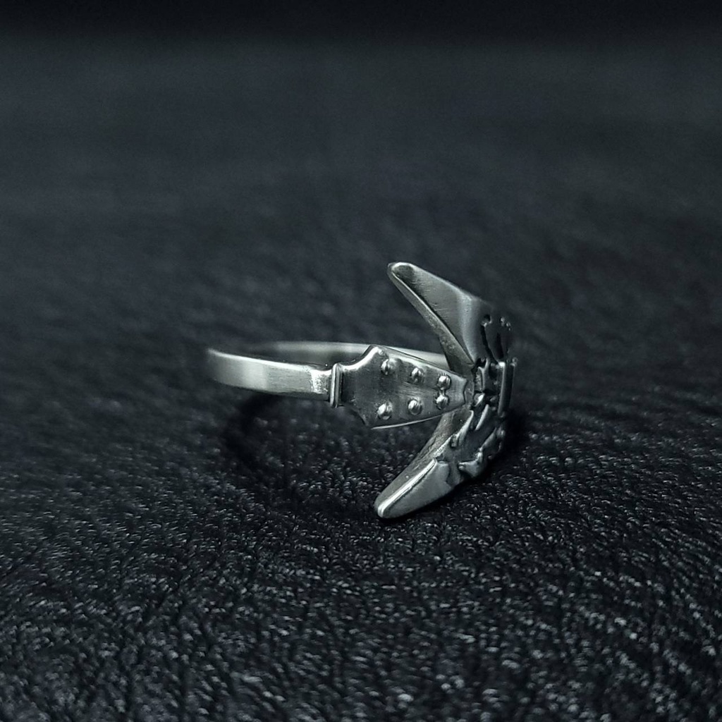 T-CROSS FLYING V SILVER RING