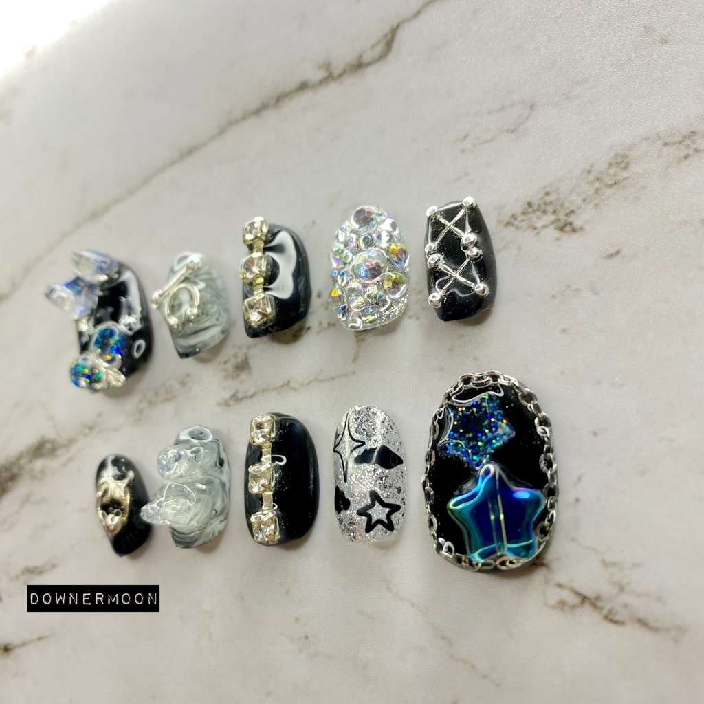 パーツ盛り盛り♡個性派黒ネイル