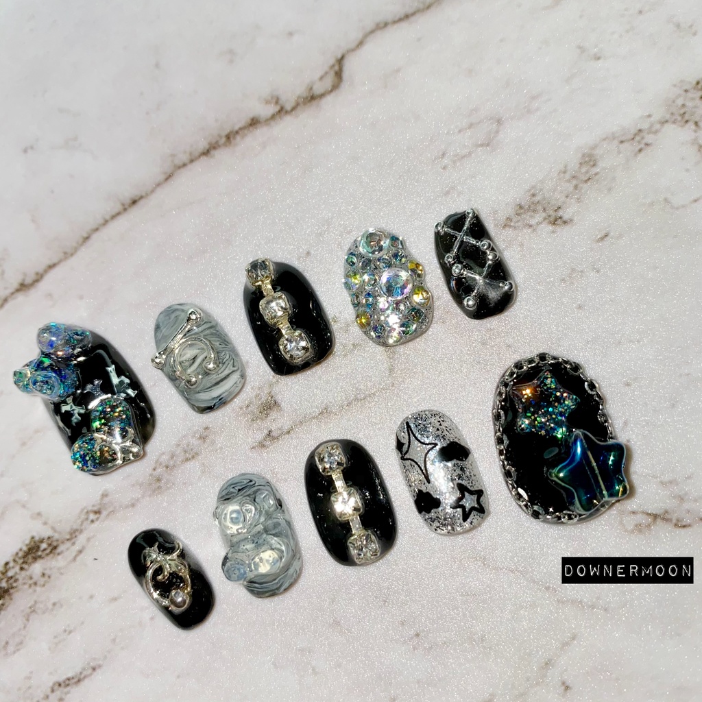 パーツ盛り盛り♡個性派黒ネイル