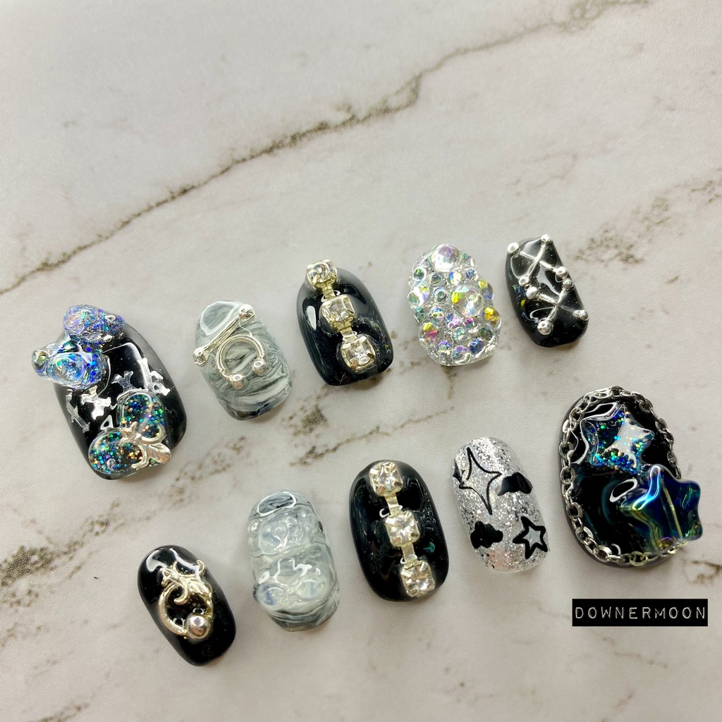 パーツ盛り盛り♡個性派黒ネイル