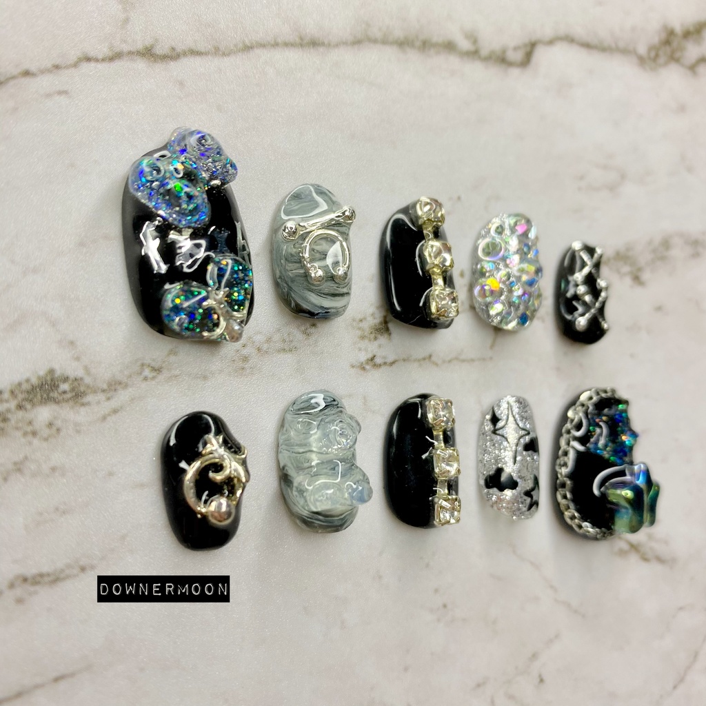 パーツ盛り盛り♡個性派黒ネイル