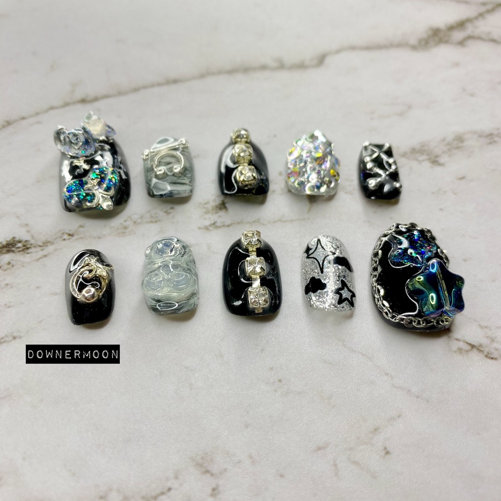 パーツ盛り盛り♡個性派黒ネイル