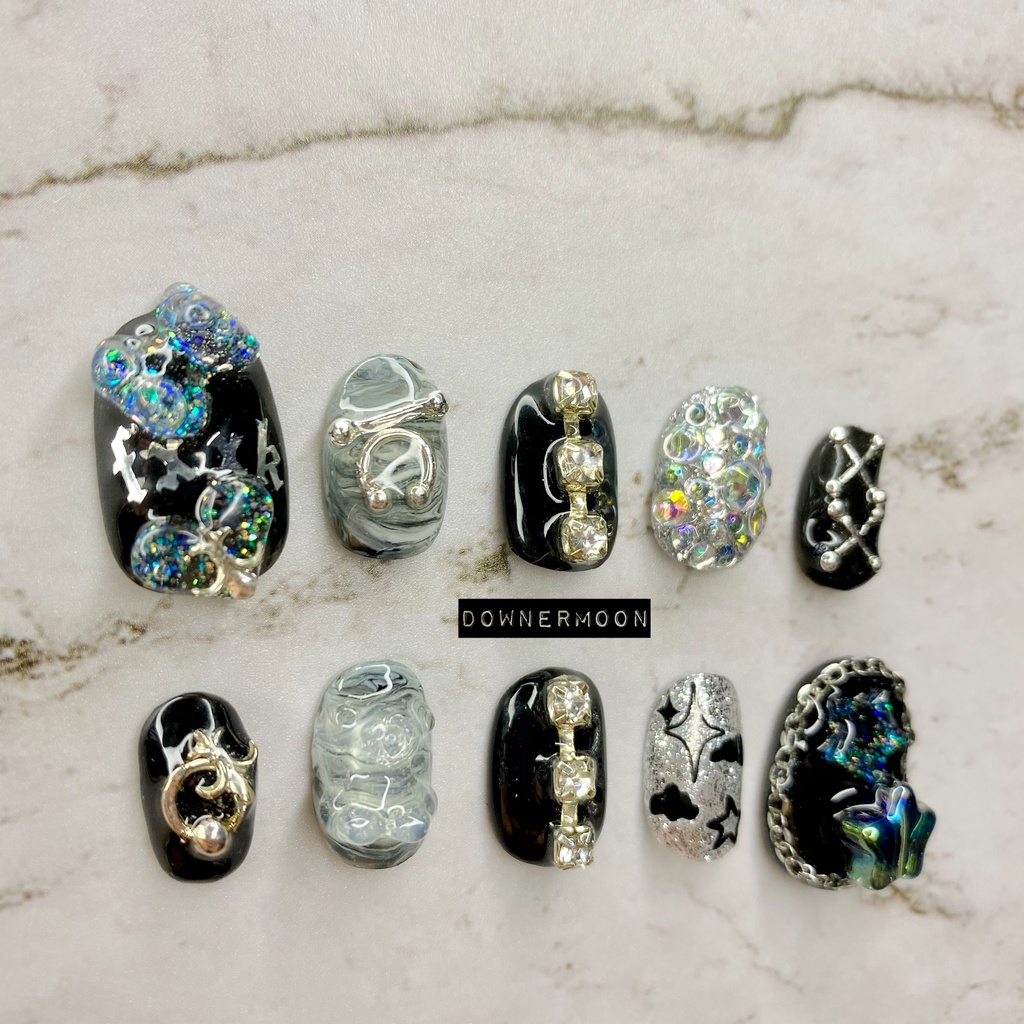 パーツ盛り盛り♡個性派黒ネイル