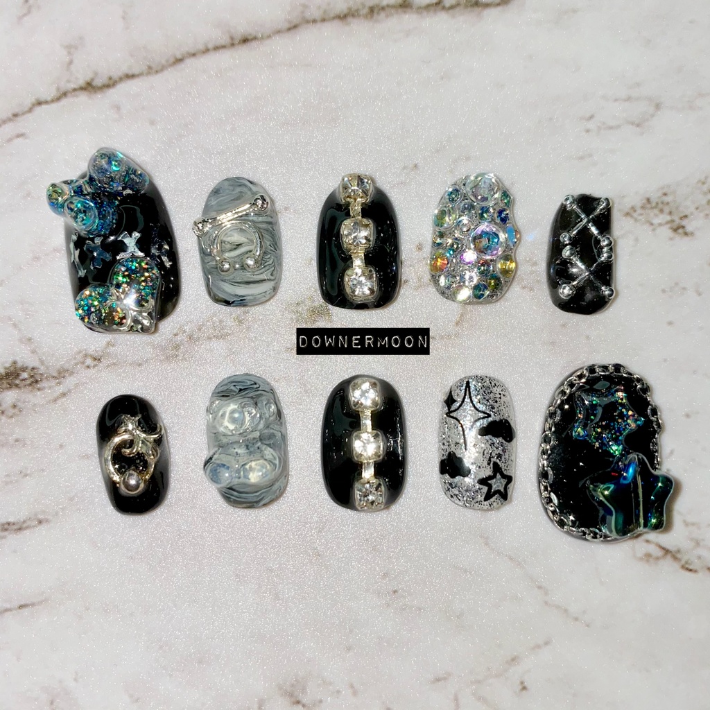 パーツ盛り盛り♡個性派黒ネイル