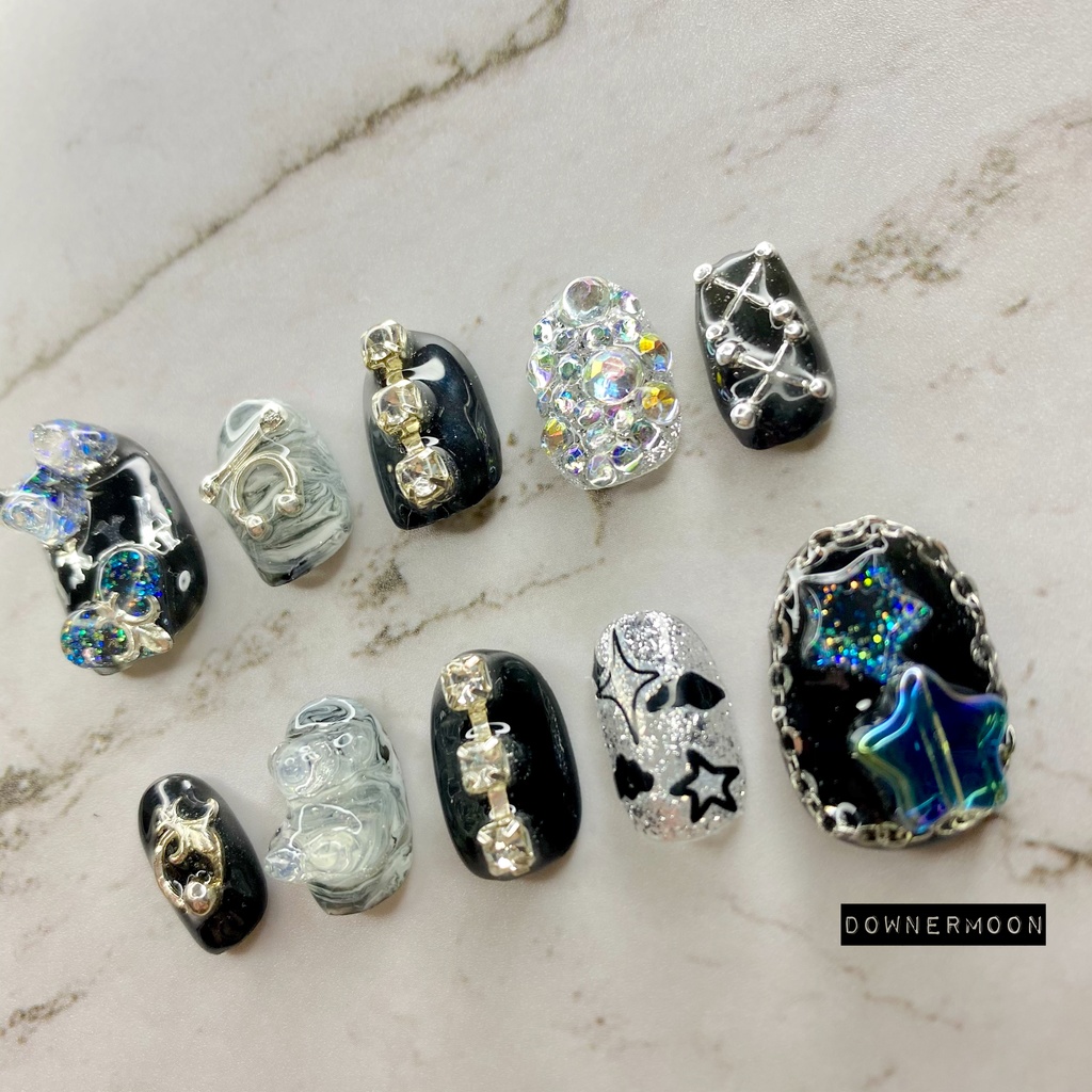 パーツ盛り盛り♡個性派黒ネイル