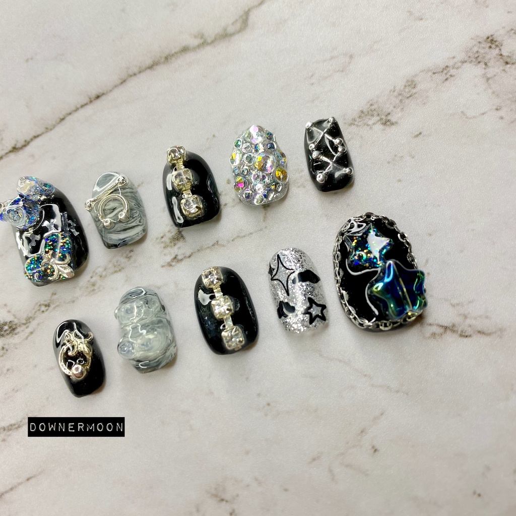 パーツ盛り盛り♡個性派黒ネイル