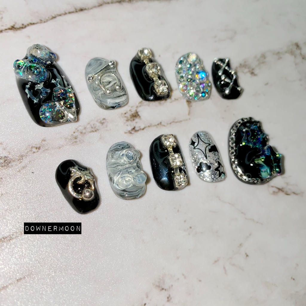 パーツ盛り盛り♡個性派黒ネイル