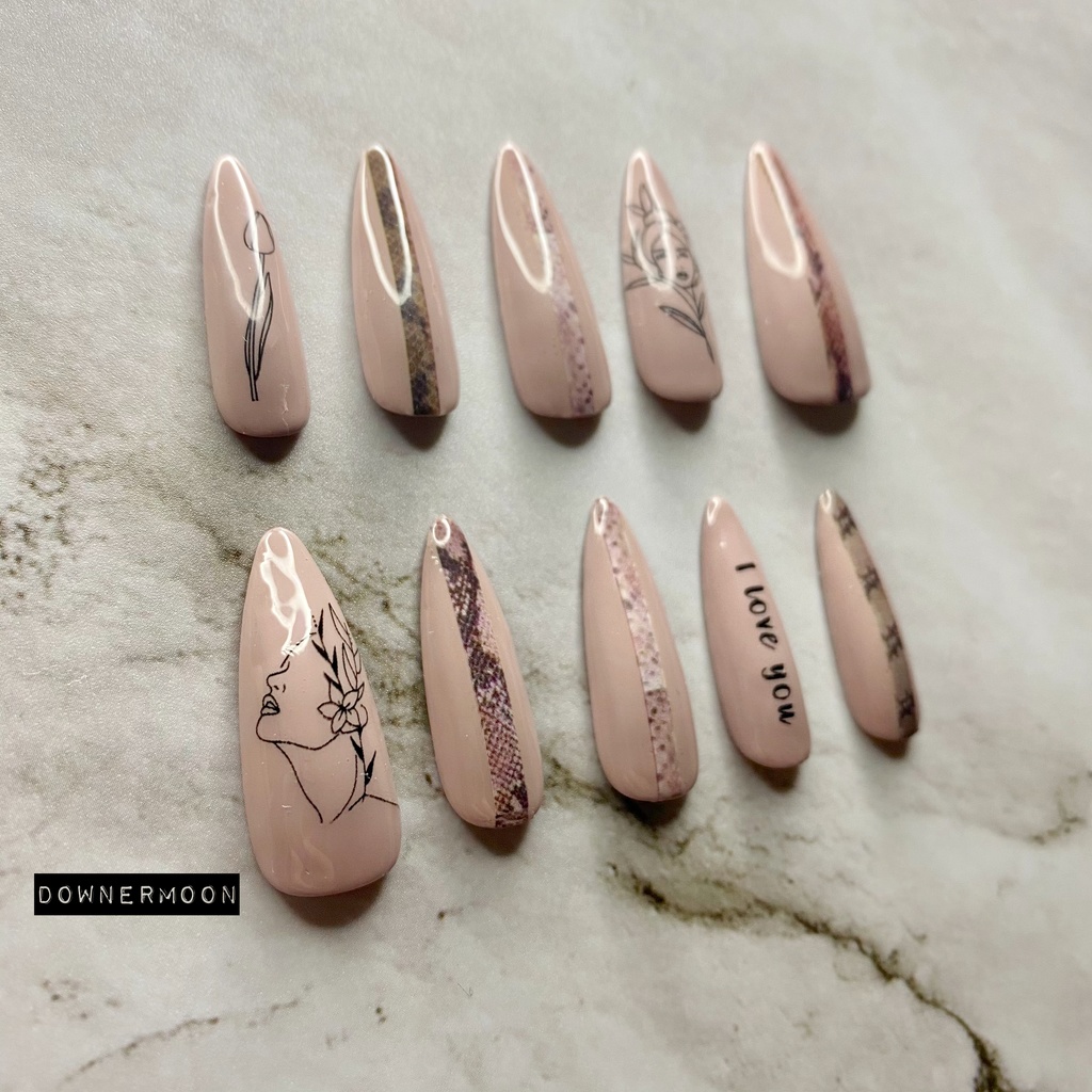 ロングネイル♡個性派ベージュ×パイソン柄ネイルチップ