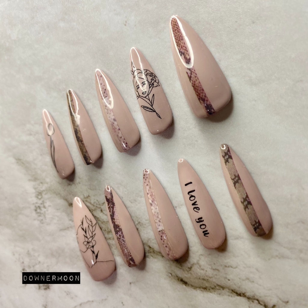 ロングネイル♡個性派ベージュ×パイソン柄ネイルチップ