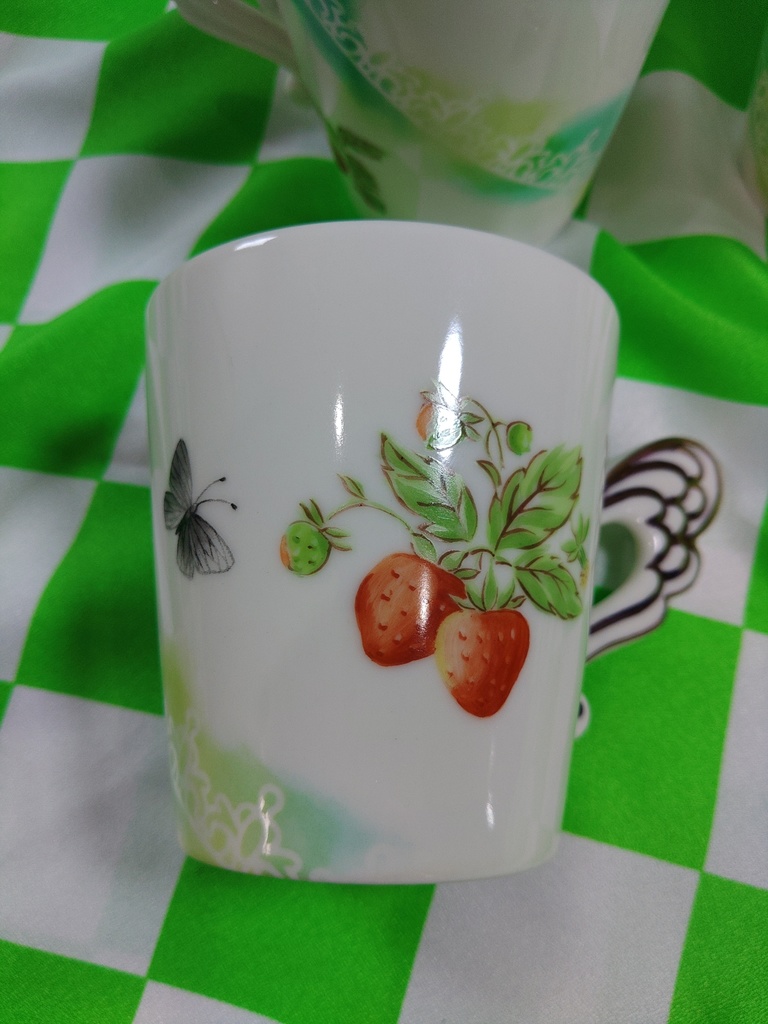 イチゴマグ(金彩)