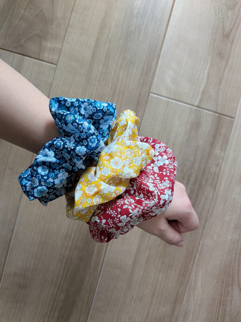 【10〜12cmぬい向け】レトロフラワー柄 アロハシャツ、インナー風胸当て付き シュシュセット有り