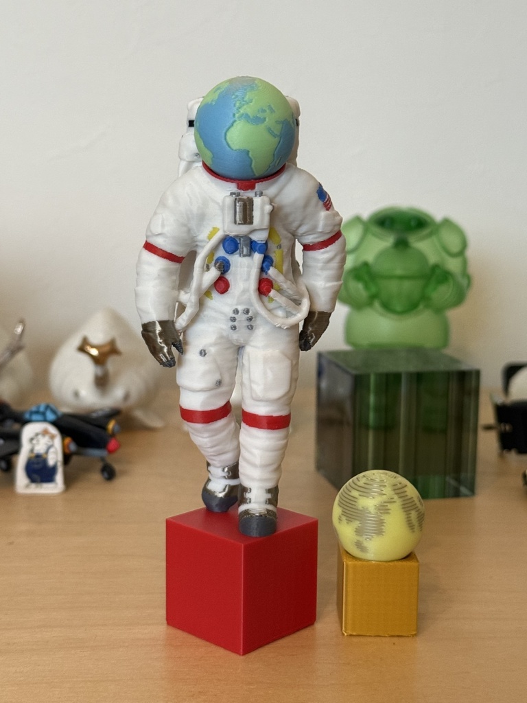 Astronaut_Earth