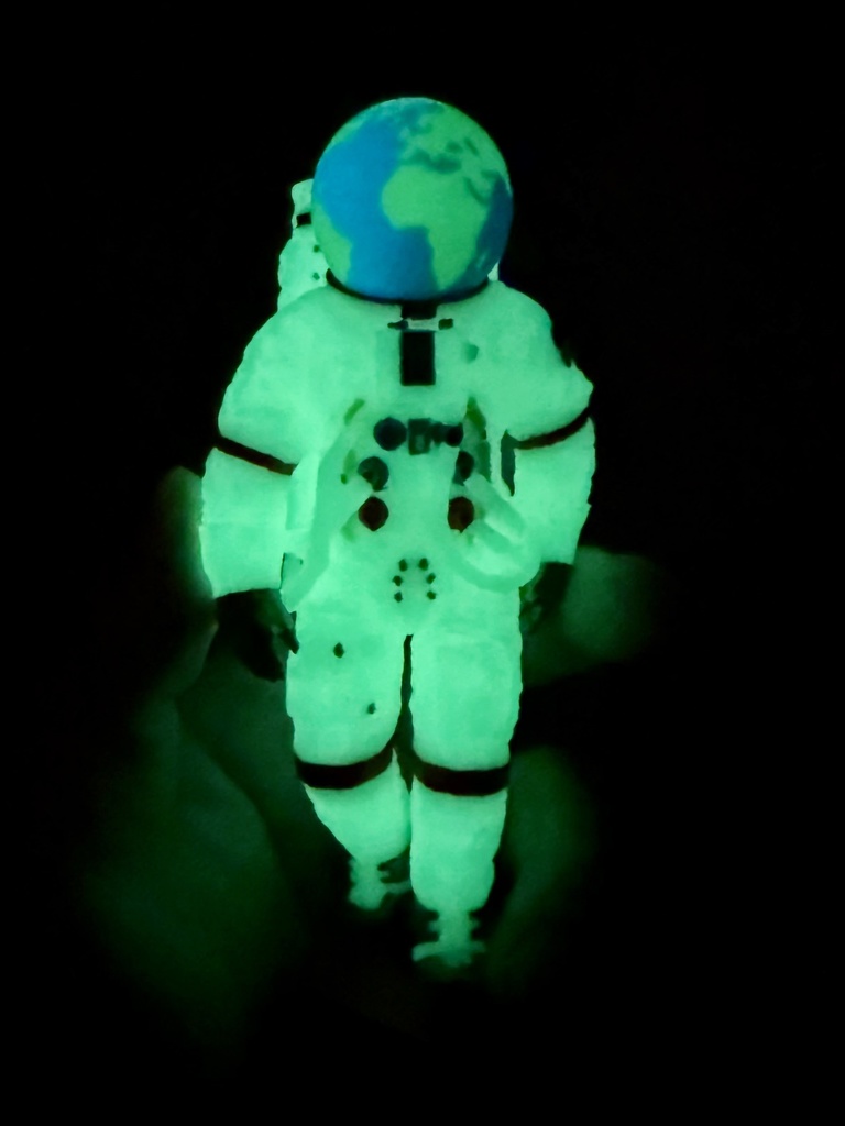 Astronaut_Earth_Glow