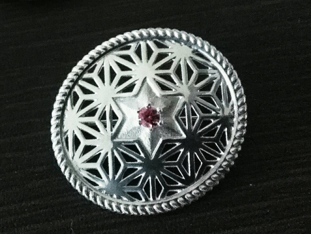 麻の葉模様のブローチ