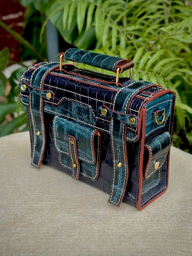 クラシックな手作りレザーバッグ