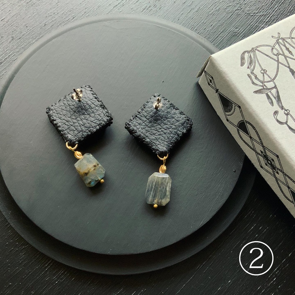 ビーズ刺繍ピアス・ブローチ