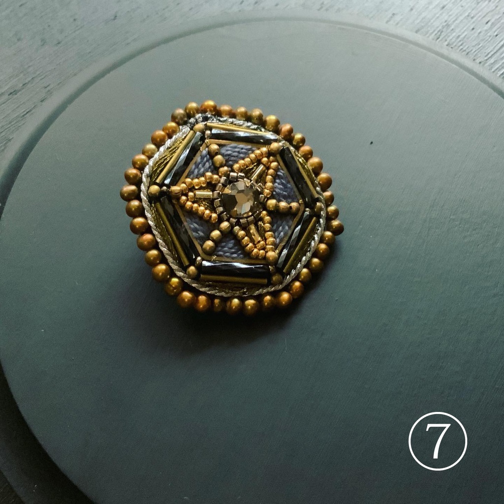 ビーズ刺繍ピアス・ブローチ