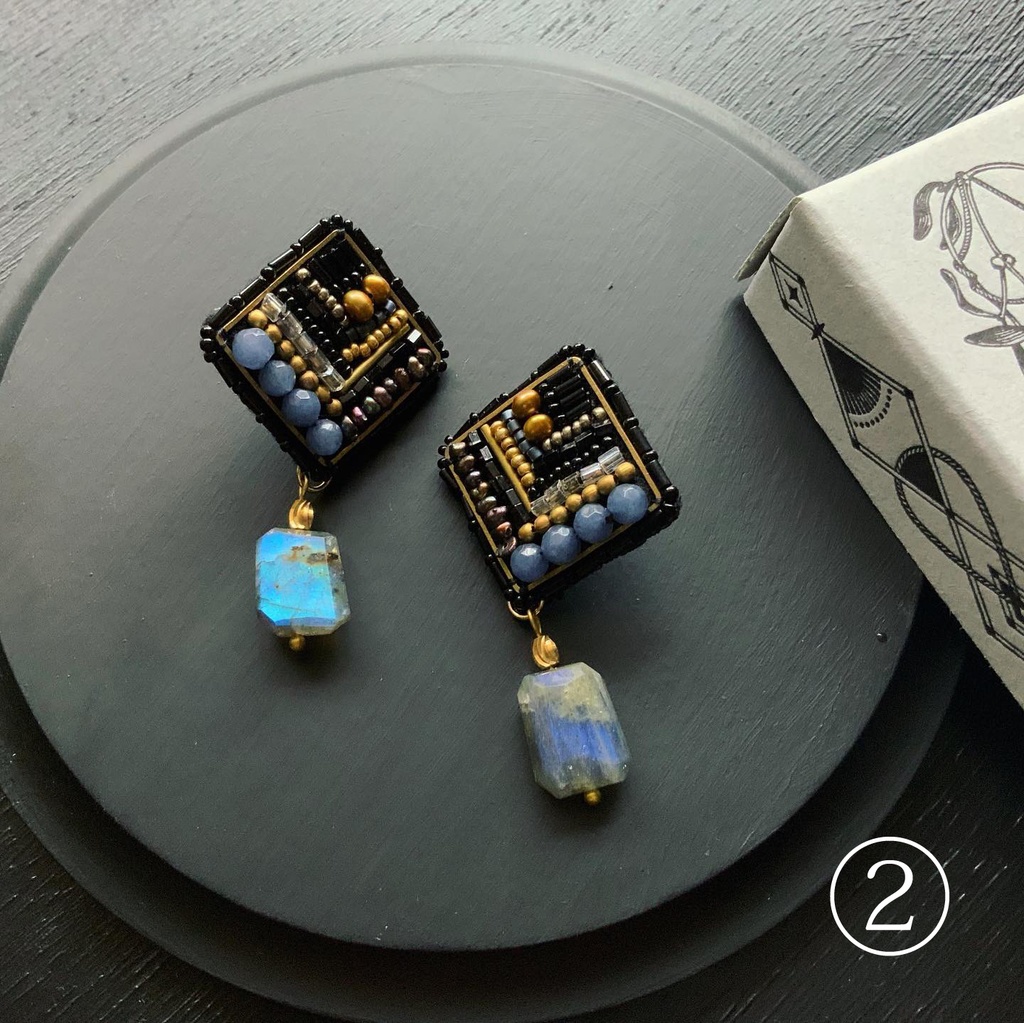 ビーズ刺繍ピアス・ブローチ