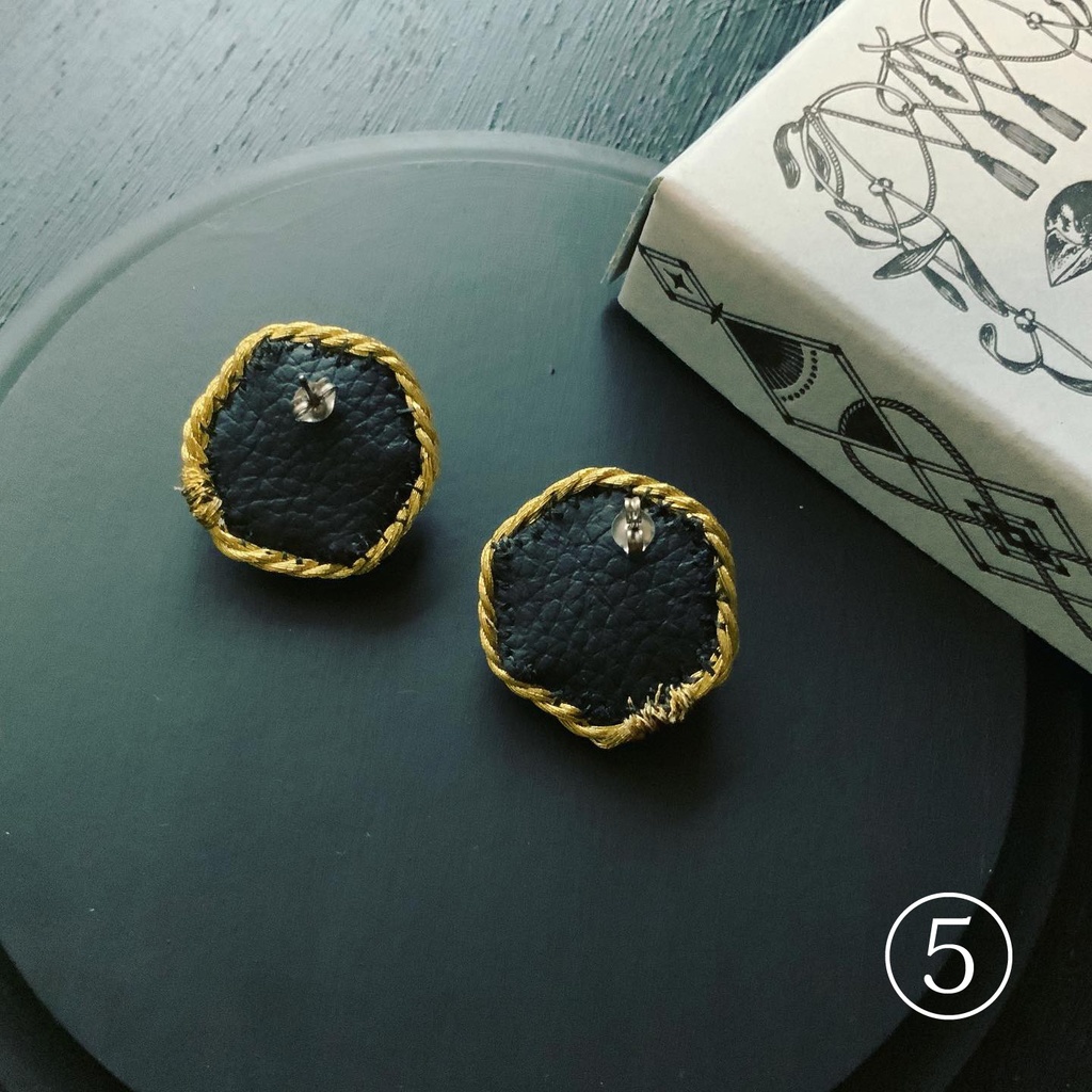 ビーズ刺繍ピアス・ブローチ