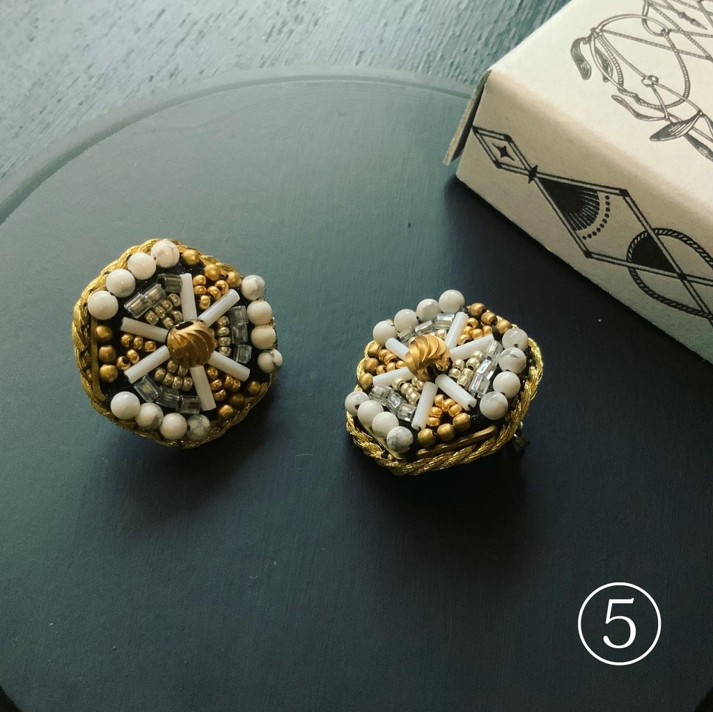 ビーズ刺繍ピアス・ブローチ
