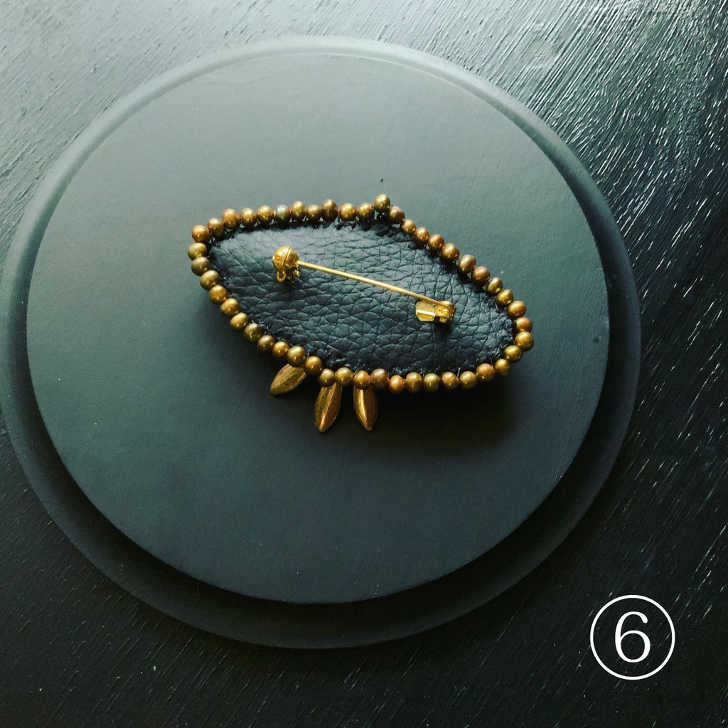 ビーズ刺繍ピアス・ブローチ