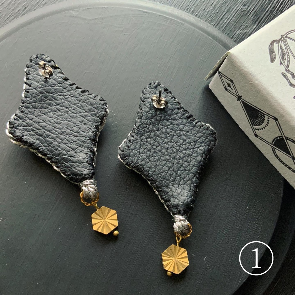 ビーズ刺繍ピアス・ブローチ