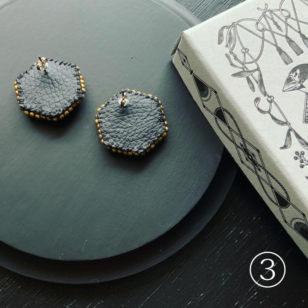 ビーズ刺繍ピアス・ブローチ