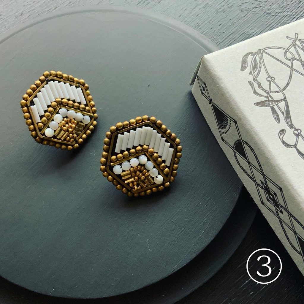 ビーズ刺繍ピアス・ブローチ