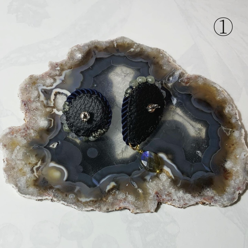 ビーズ刺繍ピアス