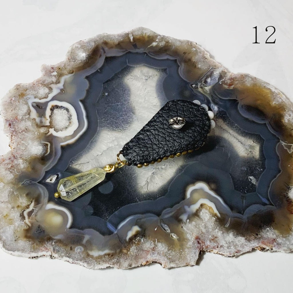 ビーズ刺繍ピアス