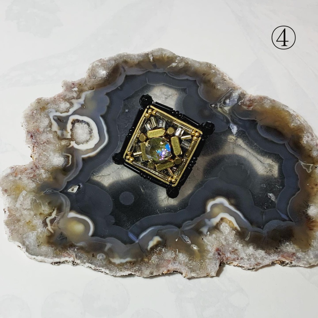 ビーズ刺繍ピアス